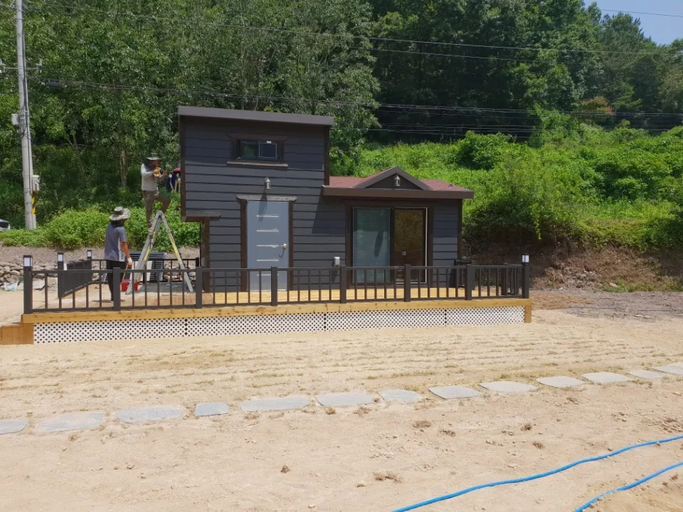 데크가 있는 복층 스틸하우스 외관
