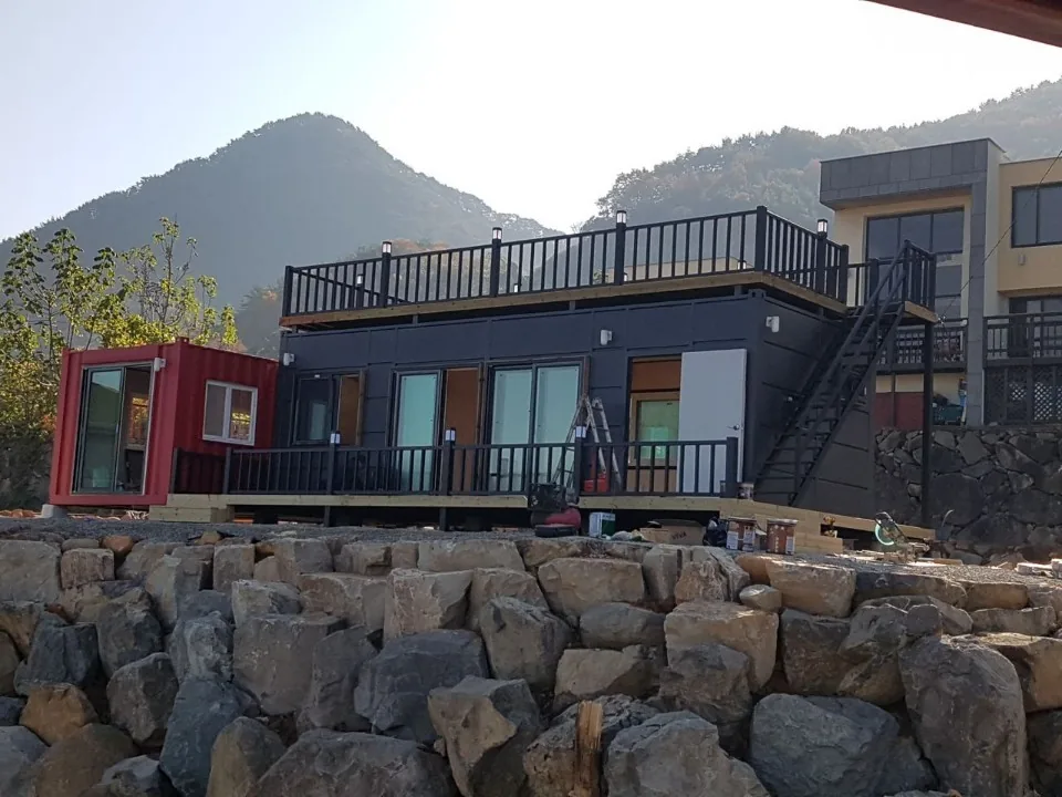 옥상데크와 외부 계단이 있는 하우스