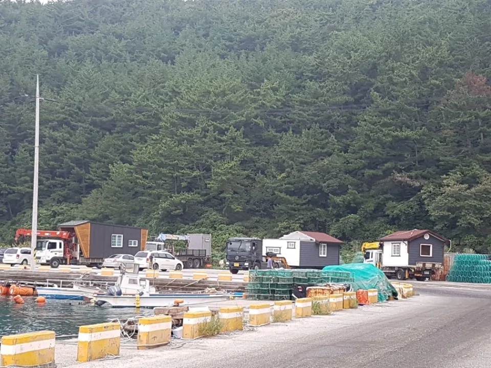 이동식주택 운송 차량 행렬