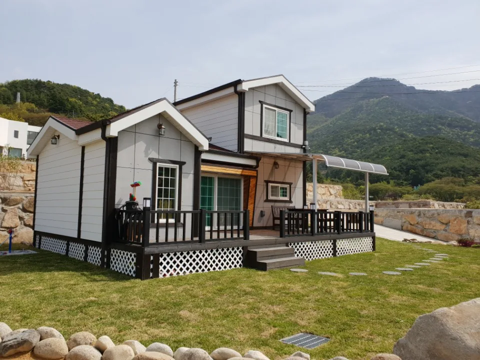 복층 이동식주택 외관과 데크