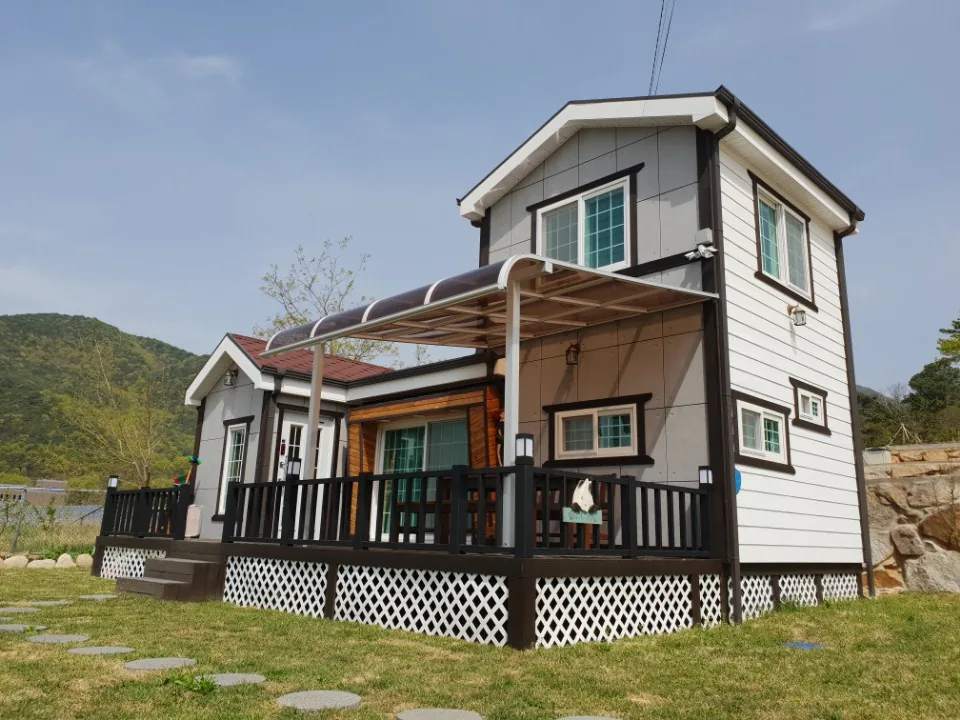 이동식주택 측면과 데크 지붕